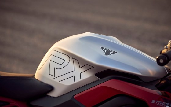 Brandneu: Triumph Street Triple Moto2 und RX - Bild 22