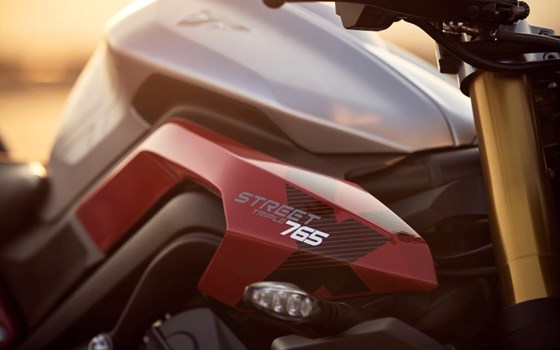 Brandneu: Triumph Street Triple Moto2 und RX - Bild 23