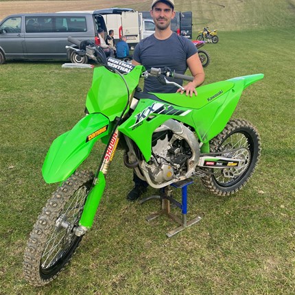 Willkommen in der Kawasaki MX-Familie 
Es freut uns, dass wir  Wolfgang mit seiner Kawasaki KX 250 in der MX-Familie begrüßen dürfen! Wir wünschen viel Spaß und vi ... Weiter >>