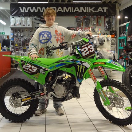 Übergabe einer Kawasaki KX 85! 
 So wie der heurige Auner-Cup Sieger setzt auch Bensch volles vertrauen in die Kawasaki KX 85. Die Dekorwünsche wurden von u ... Weiter >>