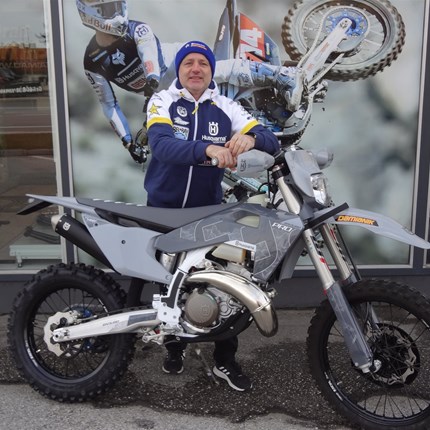 Erste Husqvarna TE 300 PRO / 2026 übergeben! 
Für Josef hat sich das lange Warten ein Ende! Endlich kann er seine neue Husqvarna TE 300 PRO der Modellreihe 2026 in Empfan ... Weiter >>