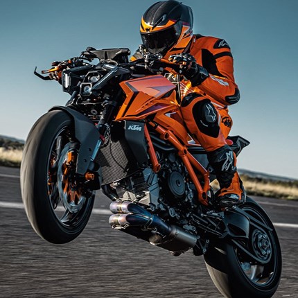 2025 KTM 1390 Super Duke R An der Spitze ist es angeblich einsam. Doch das liegt nur daran, dass man sich den Weg an die Spitze der Pyramide erst einmal  ... Weiter >>