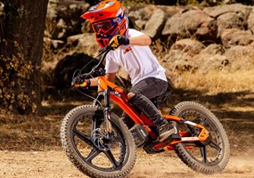 KTM SX-E 1.20 Es gilt, die Bestzeit in der ersten Runde der Klasse der E-Laufräder zu sichern – und so katapultiert das KTM SX-E 1.20 die jungen Rennfahrer vom Start weg in die Spitzengruppe. Mit perfekt abgestimmten Proportionen und verschiedenen Einstellmöglichkeiten ist es für Kinder bis zu einem Alter von 12 Jahren und einem Gewicht von bis zu 50 kg ideal geeignet. Mit einer Spitzengeschwindigkeit von 32 km/h in der höchsten Leistungseinstellung, einem Gewicht von nur 15 kg und einer verstellbaren Sitzhöhe ist das KTM SX-E 1.20 das erste Bike, das den Weg zum Siegerpodest frei macht. 
