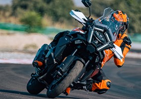 2026 KTM 1390 Super Adventure S Die KTM 1390 SUPER ADVENTURE S ist für alle, die den Nervenkitzel suchen, die für rasante Abenteuer leben und für volle Kontrolle am liebsten von Hand schalten. Mit brandneuer Technik, muskulösem Look und einer Leistung von 173 PS richtet sich die S an Fahrer, die die Welt auf dem Asphalt erkunden wollen – inklusive der Option, auch mal auf unbefestigten Wegen zu fahren, wenn es die Situation erfordert. Diese straßentaugliche Adventure-Maschine macht Strecke. Dafür ist sie ausgelegt. Schnell.
