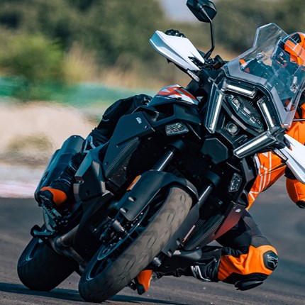 2026 KTM 1390 Super Adventure S Die KTM 1390 SUPER ADVENTURE S ist für alle, die den Nervenkitzel suchen, die für rasante Abenteuer leben und für volle Kontrolle am liebsten von Hand schalten. Mit brandneuer Technik, muskulösem Look und einer Leistung von 173 PS richtet sich die S an Fahrer, die die Welt auf dem Asphalt erkunden wollen – inklusive der Option, auch mal auf unbefestigten Wegen zu fahren, wenn es die Situation erfordert. Diese straßentaugliche Adventure-Maschine macht Strecke. Dafür ist sie ausgelegt. Schnell.