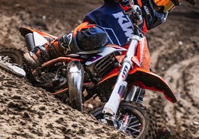 2026 KTM 50 SX Die Reise beginnt hier. Die erste Top-Plattform im KTM-Sportminicycle-Sortiment stillt den Durst jedes Nachwuchsfahrers nach Spaß, Geschwindigkeit, Abenteuer – und diesem unstillbaren Drang, Neues zu lernen. Die KTM 50 SX ist um einen fortschrittlichen Stahlrahmen herum gebaut, in dem ein leistungsstarker Motor, eine aktualisierte WP XACT AER-Gabel, ein WP XACT-Monoshock und ein neues, fortschrittliches hydraulisches Formula-Bremssystem untergebracht sind. Zuverlässigkeit, Langlebigkeit und READY TO RACE-Ästhetik und -Geist bedeuten, dass es die einzige Wahl für kleine und große Kinder ist!
