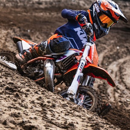 2026 KTM 50 SX Die Reise beginnt hier. Die erste Top-Plattform im KTM-Sportminicycle-Sortiment stillt den Durst jedes Nachwuchsfahrers nach Spaß, Geschwindigkeit, Abenteuer – und diesem unstillbaren Drang, Neues zu lernen. Die KTM 50 SX ist um einen fortschrittlichen Stahlrahmen herum gebaut, in dem ein leistungsstarker Motor, eine aktualisierte WP XACT AER-Gabel, ein WP XACT-Monoshock und ein neues, fortschrittliches hydraulisches Formula-Bremssystem untergebracht sind. Zuverlässigkeit, Langlebigkeit und READY TO RACE-Ästhetik und -Geist bedeuten, dass es die einzige Wahl für kleine und große Kinder ist!