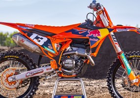 2026 KTM 250 SX-F FACTORY EDITION Die KTM 250 SX-F FACTORY EDITION 2026 ist eine limitierte Motocross-Maschine, die auf Meisterschaftserfolgen aufbaut. Er wurde ... Weiter >>