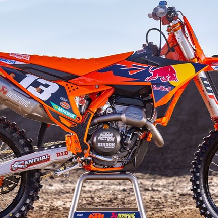 2026 KTM 250 SX-F FACTORY EDITION Die KTM 250 SX-F FACTORY EDITION 2026 ist eine limitierte Motocross-Maschine, die auf Meisterschaftserfolgen aufbaut. Er wurde ... Weiter >>