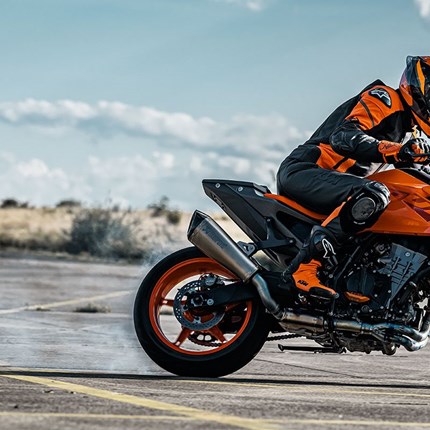 2024 KTM 990 DUKE Die völlig neue KTM 990 DUKE trifft hochpräzise immer ins Schwarze. Mit 123 PS und 103 Nm in einem völlig neuen Rahmen, einer einstellbaren WP APEX-Federung und einer feinabgestimmten Elektronik ist sie das leichteste, schärfste und leistungsstärkste NAKED-Motorrad der Mittelklasse, das jemals den Namen DUKE getragen hat.