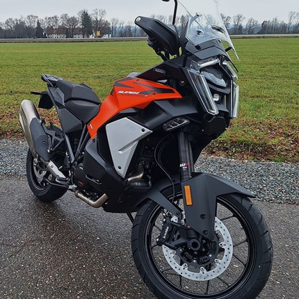 Die neue KTM 1390 Super Adventure S EVO jetzt bei uns erhältlich  Die neue KTM 1390 Super Adventure S EVO steht in unserem Laden bereit und kann zu unseren Öffnungszeiten begutachtet werden. 