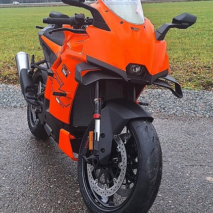 Die neue RC 990 ist bei uns eingetroffen und kann besichtigt werden 
Fast zwei Jahrzehnte ist es her, dass die KTM RC8 gezeigt hat, wie KTM 
den Asphalt genauso mit Adrenalin aufladen kann wie  ... Weiter >>