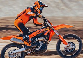 2026 KTM 250 SX-F Die KTM 250 SX-F ist ein wirklich benutzerfreundliches Paket, das alle Fahrer zufriedenstellt, vom Anfänger bis zum Profi. Doch glaube nicht, dass sie dadurch langweilig wird: Sie ist auf jedem Niveau zweifellos READY TO RACE. Die KTM 250 SX-F ist bereit, die 250-ccm-Klasse zu erobern und mit einem optionalen elektronischen Aufwärtshaken in Reserve zu schlagen.