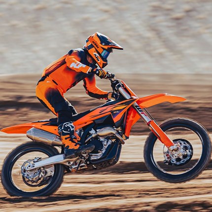 2026 KTM 250 SX-F Die KTM 250 SX-F ist ein wirklich benutzerfreundliches Paket, das alle Fahrer zufriedenstellt, vom Anfänger bis zum Profi. Doch glaube nicht, dass sie dadurch langweilig wird: Sie ist auf jedem Niveau zweifellos READY TO RACE. Die KTM 250 SX-F ist bereit, die 250-ccm-Klasse zu erobern und mit einem optionalen elektronischen Aufwärtshaken in Reserve zu schlagen.
