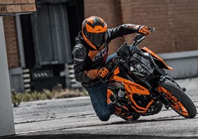 2025 KTM 390 Duke Mit der KTM 390 DUKE wird die Welt um dich herum zu einem einzigen Gymkhana! Dieser mittelgewichtige Kraftprotz bringt außergewöhnliche Wendigkeit, leichtgängiges Handling und schlagkräftige Leistung auf die Straße. Er ist bereit, jede Kurve zu meistern. Mit hochmodernen Fahrerassistenzsystemen, einer einstellbaren Federung und einem offensiven Look ist die KTM 390 DUKE 2025 die ultimative Wahl, wenn es darum geht, blitzschnell zu überholen. Dieses Motorrad wurde in Österreich entworfen und entwickelt und wird in Indien montiert.