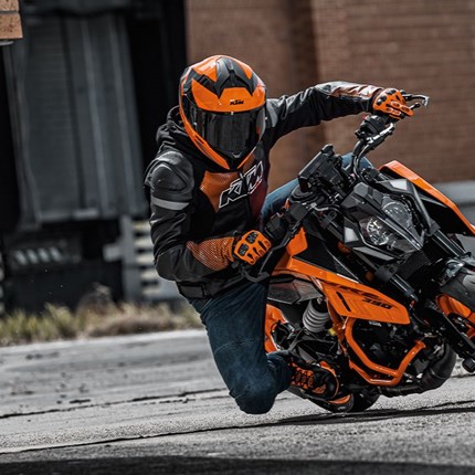 2025 KTM 390 Duke Mit der KTM 390 DUKE wird die Welt um dich herum zu einem einzigen Gymkhana! Dieser mittelgewichtige Kraftprotz bringt außergewöhnliche Wendigkeit, leichtgängiges Handling und schlagkräftige Leistung auf die Straße. Er ist bereit, jede Kurve zu meistern. Mit hochmodernen Fahrerassistenzsystemen, einer einstellbaren Federung und einem offensiven Look ist die KTM 390 DUKE 2025 die ultimative Wahl, wenn es darum geht, blitzschnell zu überholen. Dieses Motorrad wurde in Österreich entworfen und entwickelt und wird in Indien montiert.