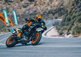 2024 KTM 890 SMT Was bekommt man, wenn man etwas Touring mit einer Menge unschlagbarer Asphalt-Performance vereint und mit reichlich Supermoto- ... Weiter >>