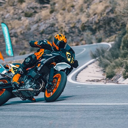 2024 KTM 890 SMT Was bekommt man, wenn man etwas Touring mit einer Menge unschlagbarer Asphalt-Performance vereint und mit reichlich Supermoto- ... Weiter >>