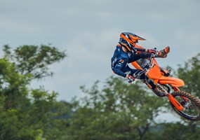2026 KTM 85 SX 19/16 Der letzte Schritt steht an. Die KTM 85 SX 19/16 ist bereit, die Geschwindigkeit für dich zu erhöhen. Die KTM 85 SX 19/16 wurde auf der Rennstrecke und auf internationalem Niveau entwickelt und zeichnet sich durch ein deutlich verbessertes Handling, eine rasante Leistungsentfaltung und die bewährte READY TO RACE-DNA aus, die sich in ihren Komponenten und ihrem Stammbaum widerspiegelt. Ihr habt gesprochen, wir haben zugehört. Wir haben entwickelt. Setz nun die Reise fort. Schnell.