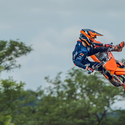 2026 KTM 85 SX 19/16 Der letzte Schritt steht an. Die KTM 85 SX 19/16 ist bereit, die Geschwindigkeit für dich zu erhöhen. Die KTM 85 SX 19/16 wurde auf der Rennstrecke und auf internationalem Niveau entwickelt und zeichnet sich durch ein deutlich verbessertes Handling, eine rasante Leistungsentfaltung und die bewährte READY TO RACE-DNA aus, die sich in ihren Komponenten und ihrem Stammbaum widerspiegelt. Ihr habt gesprochen, wir haben zugehört. Wir haben entwickelt. Setz nun die Reise fort. Schnell.
