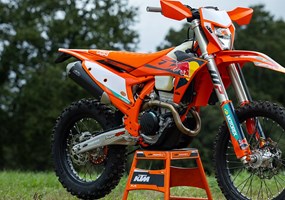 2025 KTM 350 EXC-F CHAMPION EDITION 1996 gab es kein Bike, das die KTM 350 EXC an Vielseitigkeit überbieten konnte. Fast 30 Jahre später ist die KTM 350 EXC-F CHA ... Weiter >>