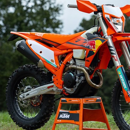 2025 KTM 350 EXC-F CHAMPION EDITION 1996 gab es kein Bike, das die KTM 350 EXC an Vielseitigkeit überbieten konnte. Fast 30 Jahre später ist die KTM 350 EXC-F CHA ... Weiter >>