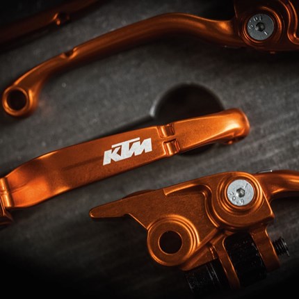 Spare parts finder Bleib READY TO RACE mit Teilen, die für optimale Leistung und perfekte Passgenauigkeit entwickelt wurden. Der SPARE PARTS FINDER ist dein unverzichtbares Tool, um schnell originale KTM-Teile zu finden. Egal ob Wartung oder Reparatur – gib einfach dein Modell ein und finde genau die Teile, die du brauchst.