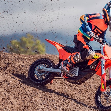 2026 KTM SX-E 5 Die KTM SX-E 5 repräsentiert die neueste Generation fortschrittlicher, vollelektrischer Mini-Crosser, die sich sowohl an Anfänger als auch an wettbewerbsfähige junge Rennfahrer richtet. Die KTM SX-E 5 setzt Maßstäbe in Sachen einstellbarer Ergonomie und ist eine hochwertige, praxisnahe READY TO RACE-Alternative zum benzinbetriebenen 50-ccm-Motor. Die KTM SX-E 5 ist kein Spielzeug: Sie ist eine echte Plattform für junge Leute, die das Gefühl haben, einen Gashebel in der rechten Hand zu haben, ohne die Komplikationen von Emissionen, komplexer Wartung und Lärm. Ob beim Fahren, Trainieren oder im Rennsport, die neue KTM SX-E 5 ist alles, was sie sich jemals gewünscht haben und alles, was sie jemals brauchen werden - mit Stolz entworfen, entwickelt und produziert in Österreich.