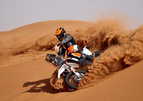 2026 KTM 450 RALLY REPLICA Wir können es mit Stolz sagen: Die KTM 450 RALLY REPLICA ist das erfolgreichste Bike, das jemals bei der Rallye Dakar angetreten ist. Sie hat nicht nur in den Händen erfahrener Profis das oberste Treppchen erklommen, sondern auch beeindruckende Siege mit Privatfahrern hingelegt. Mit 11 von 20 Dakar-Siegen für KTM und 245 Etappensiegen ist die KTM 450 RALLY REPLICA das Serienmotorrad, das einem Factory-Rennbike am nächsten kommt.  Dieses Motorrad wird in Österreich designt, entwickelt und produziert.