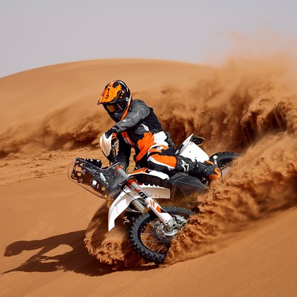 2026 KTM 450 RALLY REPLICA Wir können es mit Stolz sagen: Die KTM 450 RALLY REPLICA ist das erfolgreichste Bike, das jemals bei der Rallye Dakar angetreten ist. Sie hat nicht nur in den Händen erfahrener Profis das oberste Treppchen erklommen, sondern auch beeindruckende Siege mit Privatfahrern hingelegt. Mit 11 von 20 Dakar-Siegen für KTM und 245 Etappensiegen ist die KTM 450 RALLY REPLICA das Serienmotorrad, das einem Factory-Rennbike am nächsten kommt.  Dieses Motorrad wird in Österreich designt, entwickelt und produziert.