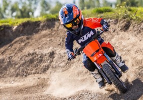 2025 KTM SX-E 2 In jeder Hinsicht bereit für die Piste ist die KTM SX-E2 2025 eine starke Ergänzung der KTM Mini-Bikes mit elektrischem Antrieb. Ihr klares Ziel: eine Brücke bauen. Das zwischen dem Laufrad KTM SX-E 1.20 und dem elektrisch angetriebenen Mini-Crosser KTM SX-E 3 anzusiedelnde Bike ist für die jüngsten Fahrer die ideale Plattform, um den nächsten Schritt zu gehen.