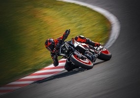 2026 KTM 990 Duke R Sportlich, zielgerichtet und extrem verbessert. Die KTM 990 DUKE R sorgt für frischen Wind im Naked-Bike-Angebot der Mittelklasse mit einer maximalen Performance, die dich schneller weiter bringt. Dank der erhöhten Leistung von 130 PS setzt sie neue Maßstäbe, verfügt über eine verbesserte Ergonomie. Hinzu kommen eine verbesserte WP APEX-Federung und ein nie dagewesener elektronischer Funktionsreichtum.
