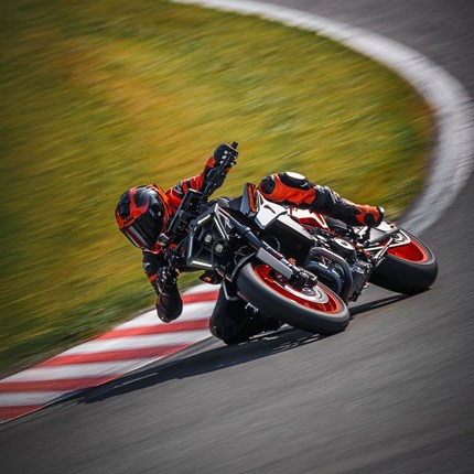 2026 KTM 990 Duke R Sportlich, zielgerichtet und extrem verbessert. Die KTM 990 DUKE R sorgt für frischen Wind im Naked-Bike-Angebot der Mittelklasse mit einer maximalen Performance, die dich schneller weiter bringt. Dank der erhöhten Leistung von 130 PS setzt sie neue Maßstäbe, verfügt über eine verbesserte Ergonomie. Hinzu kommen eine verbesserte WP APEX-Federung und ein nie dagewesener elektronischer Funktionsreichtum.