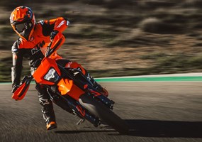 2026 KTM 690 SMC R Die KTM 690 SMC R setzt sich gegen die Konkurrenz durch und erweist sich als unangefochtener König ihrer Klasse. Die KTM 690 SMC R bietet dem Fahrer ein agiles Handling, klassenbeste Leistung und eine auf den Fahrer ausgerichtete Ergonomie und verkörpert den Begriff READY TO RACE mit 110% Hingabe zu ihrem Handwerk. Ob beim Rutschen in die Kurven, bei Power-Wheelies über Kuppen oder bei harten Sprüngen durch enge Bergpässe - der König der Supermoto für die Street greift an.