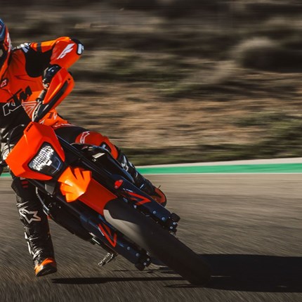 2026 KTM 690 SMC R Die KTM 690 SMC R setzt sich gegen die Konkurrenz durch und erweist sich als unangefochtener König ihrer Klasse. Die KTM 690 SMC R bietet dem Fahrer ein agiles Handling, klassenbeste Leistung und eine auf den Fahrer ausgerichtete Ergonomie und verkörpert den Begriff READY TO RACE mit 110% Hingabe zu ihrem Handwerk. Ob beim Rutschen in die Kurven, bei Power-Wheelies über Kuppen oder bei harten Sprüngen durch enge Bergpässe - der König der Supermoto für die Street greift an.