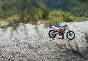 2026 KTM 350 EXC-F 6DAYS Das erste KTM-Modell mit dem 6DAYS-Namen eroberte die Szene bereits 1996 – damals war die KTM 360 EXC unschlagbar in Sachen Vi ... Weiter >>