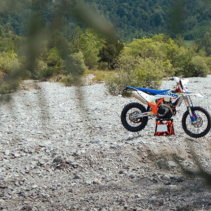 2026 KTM 350 EXC-F 6DAYS Das erste KTM-Modell mit dem 6DAYS-Namen eroberte die Szene bereits 1996 – damals war die KTM 360 EXC unschlagbar in Sachen Vi ... Weiter >>