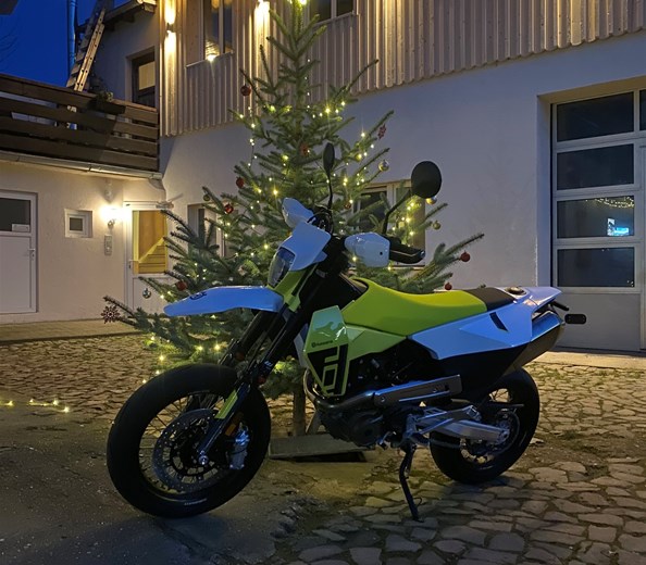 Die 701 Supermoto 2026 ist endlich verfügbar !!!!! 
701 SUPERMOTO 2026
Modernes Styling, hochwertige Bauteile und die neueste Technologie
machen die 701 Supermoto zu einer unvergleichlichen Masc ...