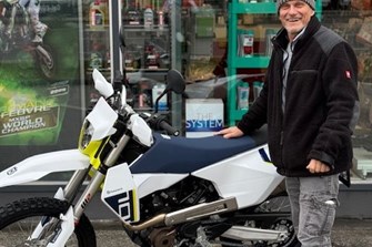 Husqvarna 701 Enduro  ist einsatzbereit für Schotterpisten und raues Gelände!