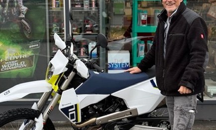 Husqvarna 701 Enduro  ist einsatzbereit für Schotterpisten und raues Gelände!