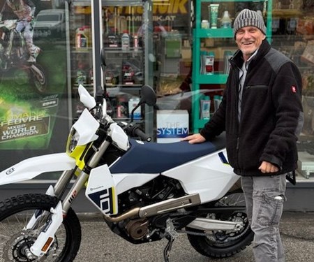 Husqvarna 701 Enduro  ist einsatzbereit für Schotterpisten und raues Gelände!