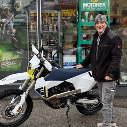 Husqvarna 701 Enduro  ist einsatzbereit für Schotterpisten und raues Gelände! 
Herbert und seine neue Husqvarna 701 Enduro der Modellreihe 2026 sind einsatzbereit für längere Reisen auf der Straße,  auf  ... Weiter >>