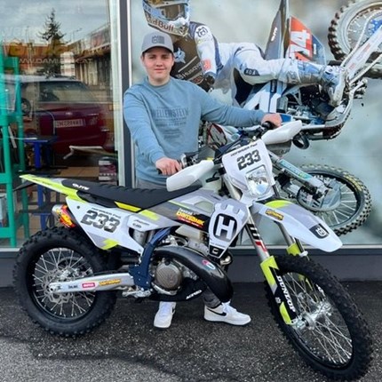 Die Enduro Saison 2026 kann starten! 
Für Paul kann die Enduro- Saison 2026 bereits starten. Die neue Husqvarna TE 250, Modell 2026 steht bereits in der Garage. W ... Weiter >>