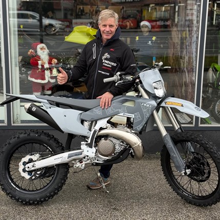 Die nächste TE 300 Pro / 2026 geht auf Reisen! 
Es freut uns, dass wir an Wolfgang eine nigelnagel neue Husqvarna TE 300 Pro der Modellreihe 2026 übergeben dürfen! Wir wüns ... Weiter >>