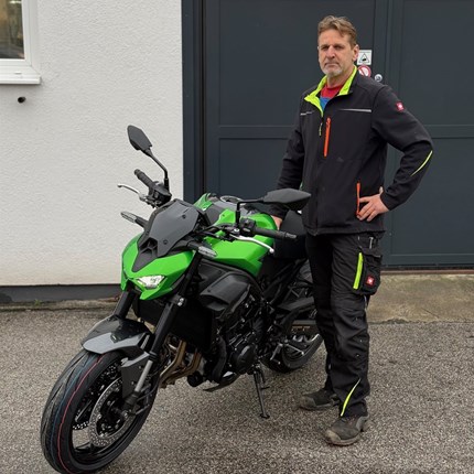 Ein Weihnachtsgeschenk der besonderen Art! 
Manche Weihnachtswünsche kann man sich nur selbst erfüllen!! Franz hat sich heute eine neue Kawasaki Z 900, Modell 2026 abge ... Weiter >>