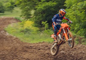 2026 KTM 85 SX 17/14 Die letzte Stufe wartet. Die KTM 85 SX 17/14 ist bereit, das Tempo für dich zu erhöhen. Entwickelt auf der Rennstrecke und auf internationalem Niveau, bietet die KTM 85 SX 17/14 deutlich verbessertes Handling, explosive Leistungsentfaltung und bewährte READY TO RACE-DNA – durch ihre Komponenten und ihren Stammbaum. Ihr habt gesprochen, wir haben zugehört. Wir haben entwickelt. Setz nun die Reise fort. Schnell.