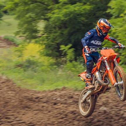 2026 KTM 85 SX 17/14 Die letzte Stufe wartet. Die KTM 85 SX 17/14 ist bereit, das Tempo für dich zu erhöhen. Entwickelt auf der Rennstrecke und auf internationalem Niveau, bietet die KTM 85 SX 17/14 deutlich verbessertes Handling, explosive Leistungsentfaltung und bewährte READY TO RACE-DNA – durch ihre Komponenten und ihren Stammbaum. Ihr habt gesprochen, wir haben zugehört. Wir haben entwickelt. Setz nun die Reise fort. Schnell.