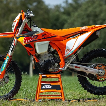 2025 KTM 500 EXC-F CHAMPION EDITION Listenpreis:\n13.149,00 EUR*\n*inkl. 19% MwSt., zzgl. Überführungs- und Nebenkosten in Höhe von € 495,00.\nMit ungezähmter Lei ... Weiter >>