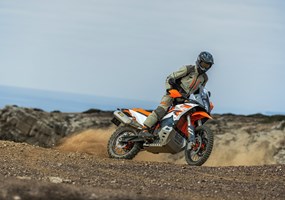 2026 KTM 890 Adventure R Die KTM 890 ADVENTURE R belegt wieder einmal: Der Weg ist das Ziel. Die KTM 890 ADVENTURE R kann von Autobahnen über Schotters ... Weiter >>
