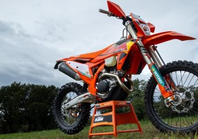 2025 KTM 450 EXC-F CHAMPION EDITION Viel Power, eine unerreichte Wendigkeit und jede Menge Drehmoment sorgen dafür, dass diese Meisterschaftssiege einfahrende End ... Weiter >>
